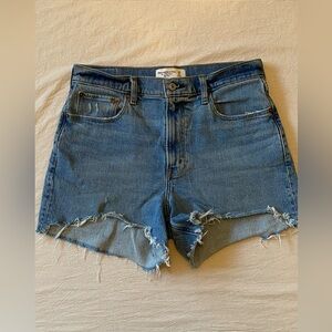 Abercrombie and Fitch
The 4” mom short high rise
Size 29
